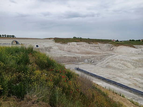 Blick vom Aussichtspunkt auf der Nordwestseite des Kaolin-Tagebaus Schleben / Crellenhain in das Abbaugeschehen