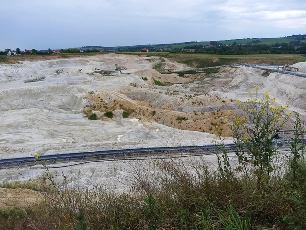 Blick vom Aussichtspunkt auf der Nordwestseite des Kaolin-Tagebaus Schleben / Crellenhain in das Abbaugeschehen