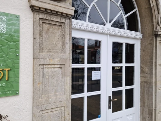 Eingang zum Cafe Bistro Jost