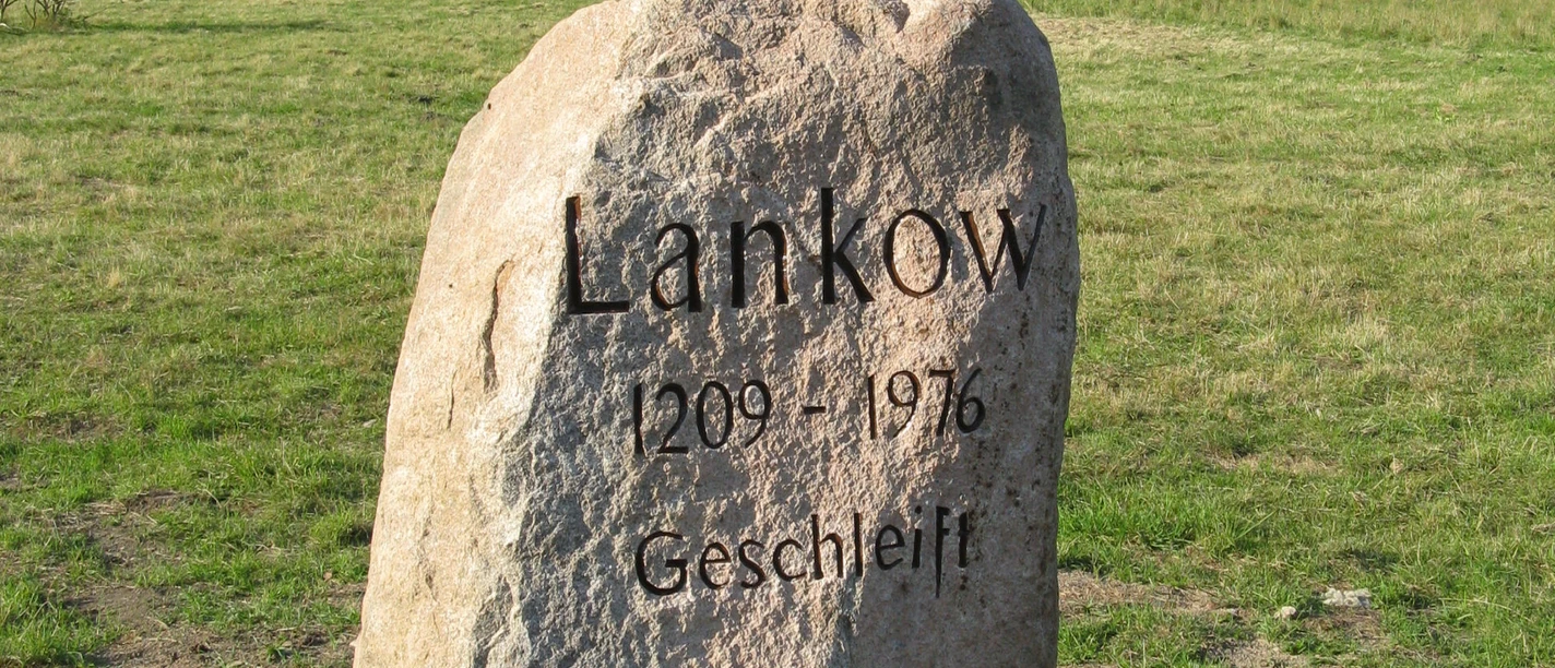 9 Lankow_(Dechow)_Gedenkstein_2009-09-16_005.jpg