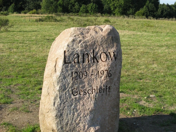 9 Lankow_(Dechow)_Gedenkstein_2009-09-16_005.jpg
