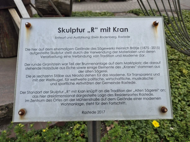 Ansicht Beschreibungstafel Info-Tafel über die Skulptur "R" mit Kran von Erwin Roderberg in Rastede, 2017.