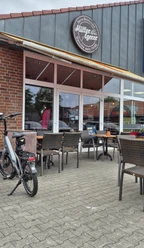 Aussenansicht Müller&Egerer Ein Café mit gemütlicher Außenterrasse, Holzmöbeln
