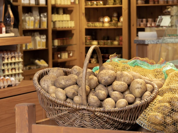 Hofladen Innenansicht Kartoffelkorb
