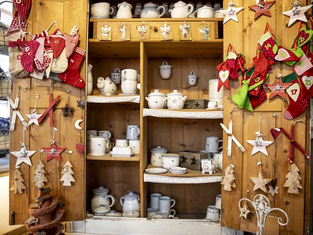Töpferei Winsi Regal mit Keramikgeschirr und weihnachtlicher Dekoration in einer Töpferei.