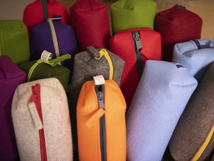 Barbara Raggl Bunte Stoffmäppchen aus Filz in verschiedenen Farben mit Reißverschlüssen.