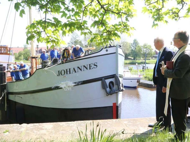 Mensen bij de doop van het museumschip Johannes aan de aanlegsteiger van het Scheepvaartmuseum Haren.