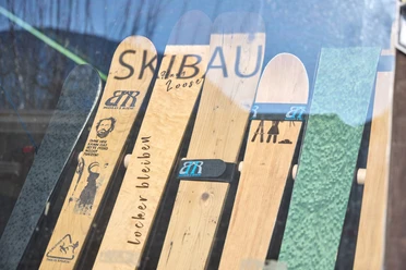 Build2Ride Verschiedene individuell gestaltete Ski mit Build2Ride-Logos und witzigen Aufdrucken in einem Fenster.