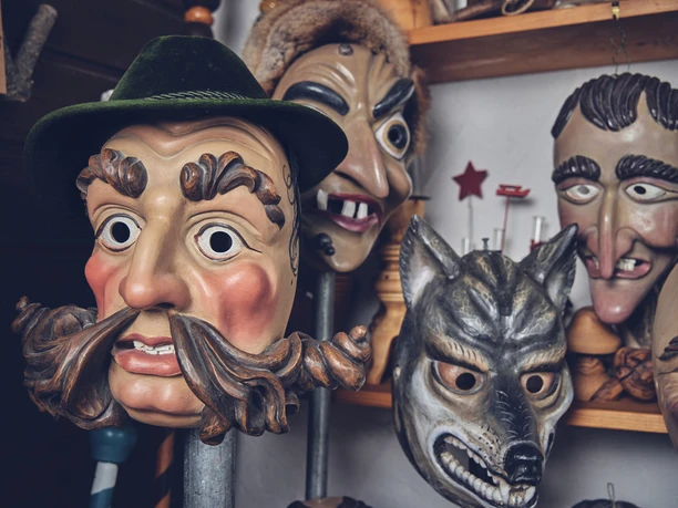 Holzmasken Brauner Eine Sammlung von handgefertigten Holzmasken in verschiedenen Stilen und Ausdrucksformen.