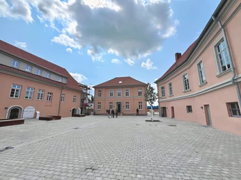 Grafenschloss Hoya Ansicht in den Innenhof des Grafenschlosses HoyaView of the inner courtyard of Hoya CastleUdsigt over den indre gårdhave på Hoya SlotZicht op de binnenplaats van het kasteel van Hoya