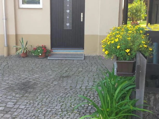 Eingang und PKW-Stellplatz