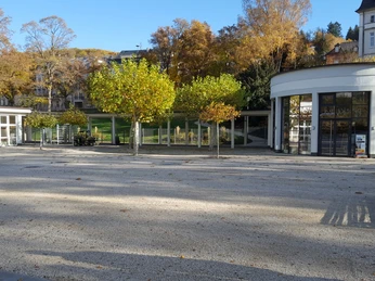 Weinbrunnenplatz und Weinbrunnen Herbst.jpg