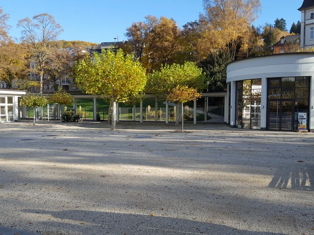 Weinbrunnenplatz und Weinbrunnen Herbst.jpg