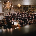 Kantorei St.-Johannes 2024-12 Weihnachtsoratorium.jpg Chor und Orchester führen ein Weihnachtsoratorium in der festlich beleuchteten Kirche auf.