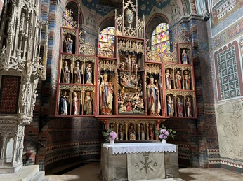 Stiftskirche Bücken Hochaltar der Stiftskirche Bücken mit kunstvollen figürlichen Schnitzereien und farbenfrohen Glasfenstern.High altar of the Bücken collegiate church with artistic figurative carvings and colorful stained glass windows.Højalteret i Bücken-kollegiet med kunstneriske figurative udskæringer og farverige glasmalerier.Hoogaltaar van de collegiale kerk van Bücken met artistiek beeldhouwwerk en kleurrijke gebrandschilderde ramen.