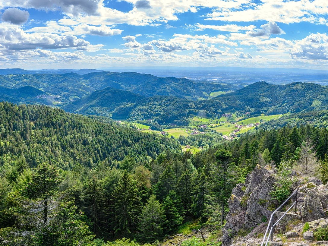 Ausblick vom Hohfelsen auf Seebach und ins Rheintal