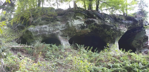 Großes Loch mit Teufelskammern
