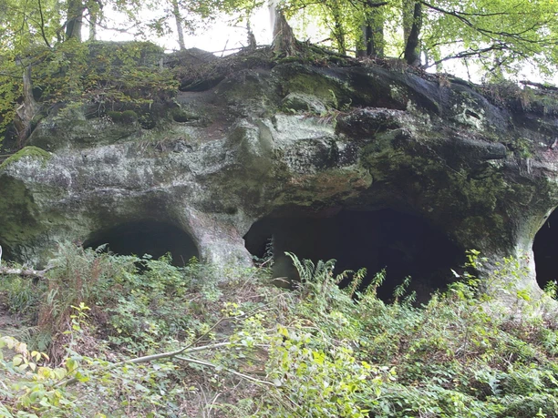 Großes Loch mit Teufelskammern