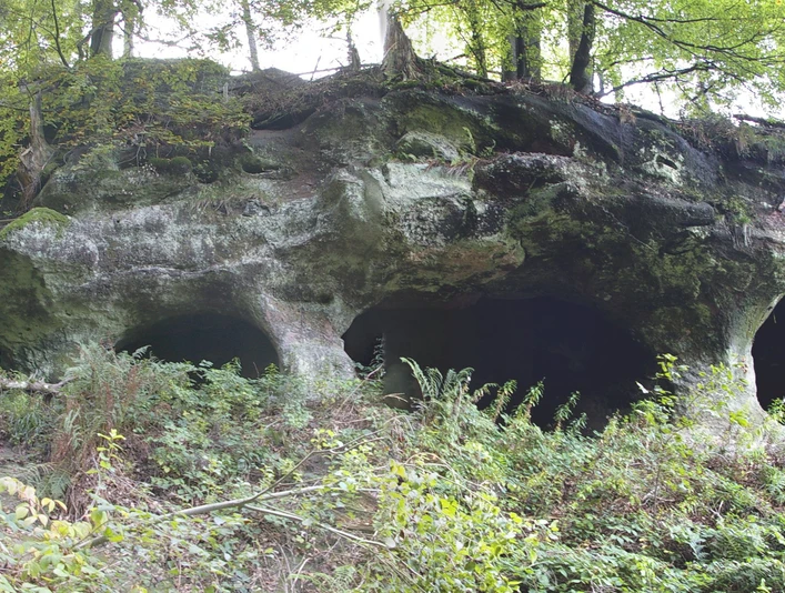 Großes Loch mit Teufelskammern