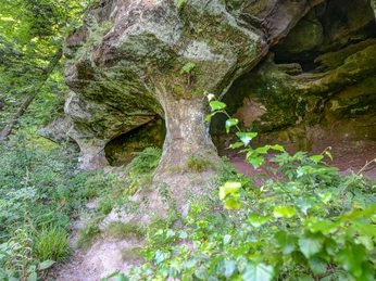 Großes Loch mit Teufelskammern