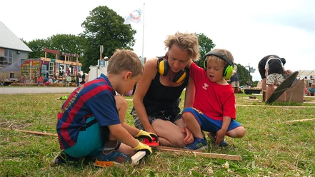Byggefestivalen-2024-mor-med-to-drenge-i-fuld-gang