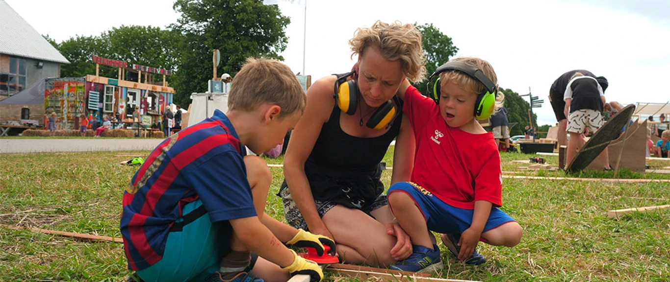 Byggefestivalen-2024-mor-med-to-drenge-i-fuld-gang