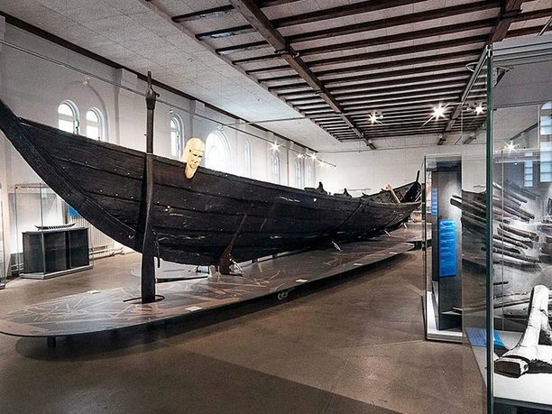 Nydamboot-auf-Schloss-Gottorf-Foto-Museum-Schloss-Gottorf