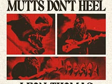 Leon Thomas spielt live Gitarre, umgeben von rotem Licht. Konzertposter für "Mutts Don't Heel".