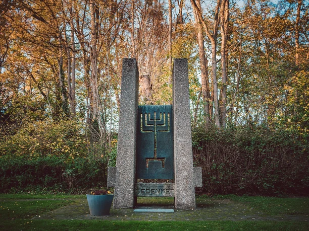 Gedenkstein der Synagoge_mit Blumentopf