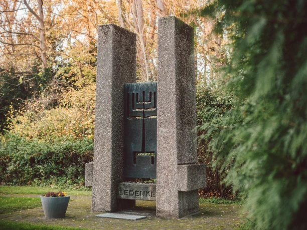 Gedenkstein der Synagoge_mit Bäumen