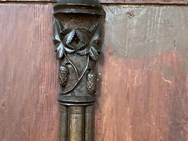 Geschnitzte Hopfendolde am Chorgestühl. Stadtarchiv.jpg