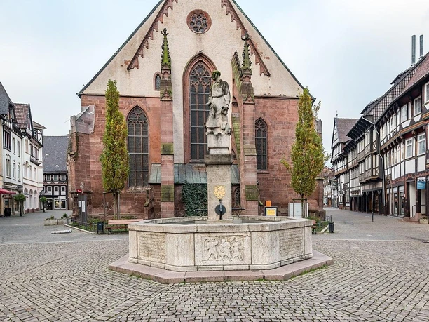 1280px-Einbeck,_Marktplatz,_Marktkirche_St._Jacobi
