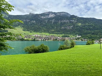 Am Ufer des Lungerersees