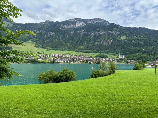 Am Ufer des Lungerersees