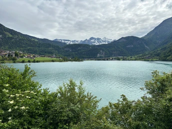 Am Ufer des Lungerersees