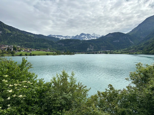 Am Ufer des Lungerersees
