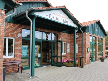 Tor zum Moor Informationszentrum Tor zum Moor mit roten Ziegelgebäuden, einer hölzernen Überdachung und Eingang.Tor zum Moor information center with red brick buildings, a wooden roof and entrance.Tor zum Moor informationscenter med røde murstensbygninger, trætag og indgang.Informatiecentrum Tor zum Moor met rode bakstenen gebouwen, een houten dak en ingang.