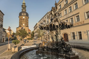 Marktplatz Bad Schandau Alter Markt von Bad Schandau, dominiert von einem kunstvollen Brunnen und einer markanten Kirchturmfassade.