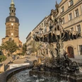 Marktplatz Bad Schandau Alter Markt von Bad Schandau, dominiert von einem kunstvollen Brunnen und einer markanten Kirchturmfassade.