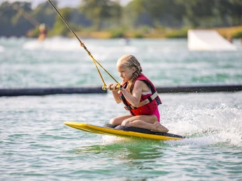 Wasserski_Kinderlift_2024_08_29_Schoening_NZ76045©Ferienzentrum Schloss Dankern.jpg