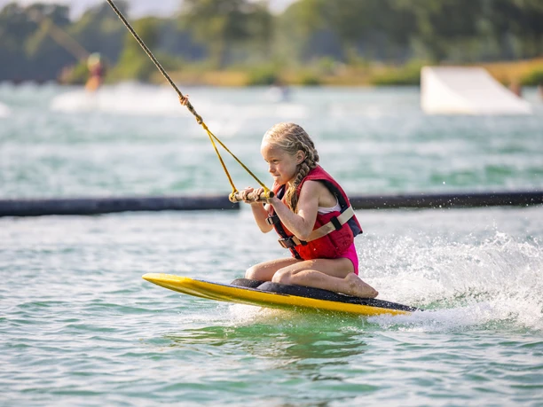 Wasserski_Kinderlift_2024_08_29_Schoening_NZ76045©Ferienzentrum Schloss Dankern.jpg