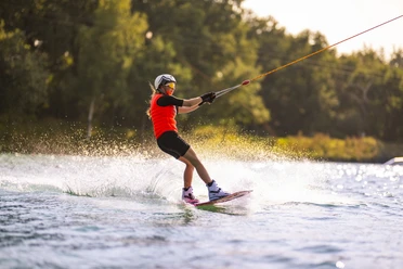 Wasserski_Wakeboard_2024_08_29_Schoening_NZ89831©Ferienzentrum Schloss Dankern.jpg