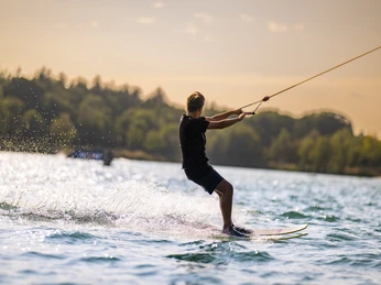 Wasserski_Paarski_2024_08_29_Schoening_NZ89777©Ferienzentrum Schloss Dankern.jpg