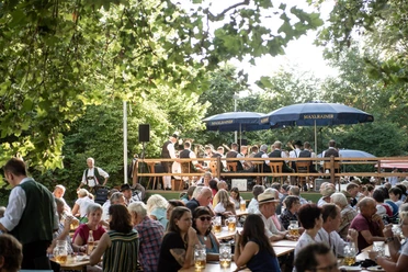 Irlachweiherfest-Musik-Kurpark.jpg Volksfest im Grünen mit Blasmusik und Gästen