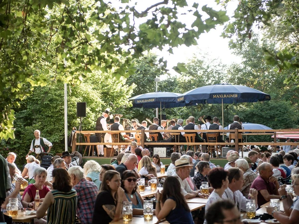 Irlachweiherfest-Musik-Kurpark.jpg Volksfest im Grünen mit Blasmusik und Gästen