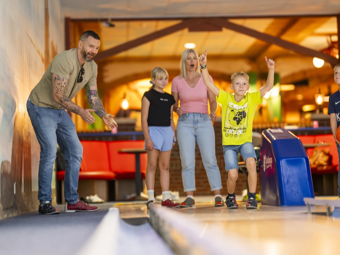 Sportsbar_Bowling_2024_08_19_Schöning_NZ84265©Ferienzentrum Schloss Dankern.jpg