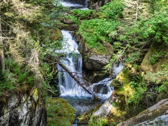 Wasserfall auf Wanderweg