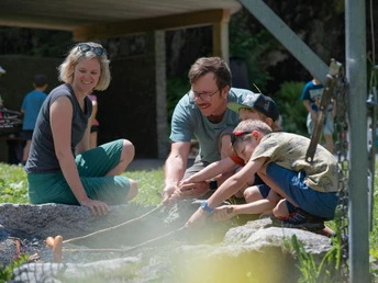 Familie beim Grillieren
