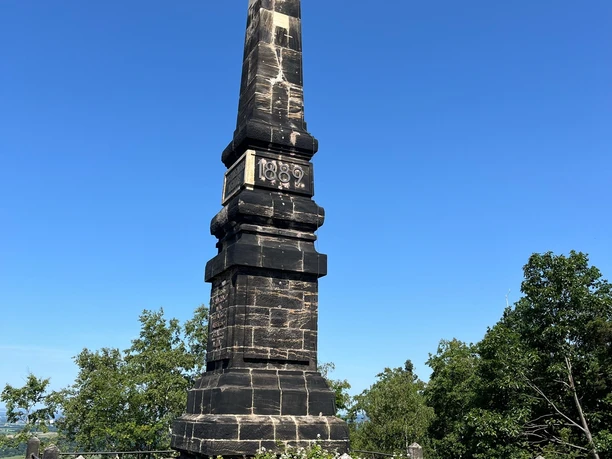 Digitaler Familienlehrpfad Lilienstein: Station 6 (Obelisk auf dem Lilienstein)