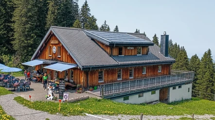 Naturfreundehaus-Röthen-Anna-Münchow.jpg Naturfreundehaus Röthen auf der Klewenalp